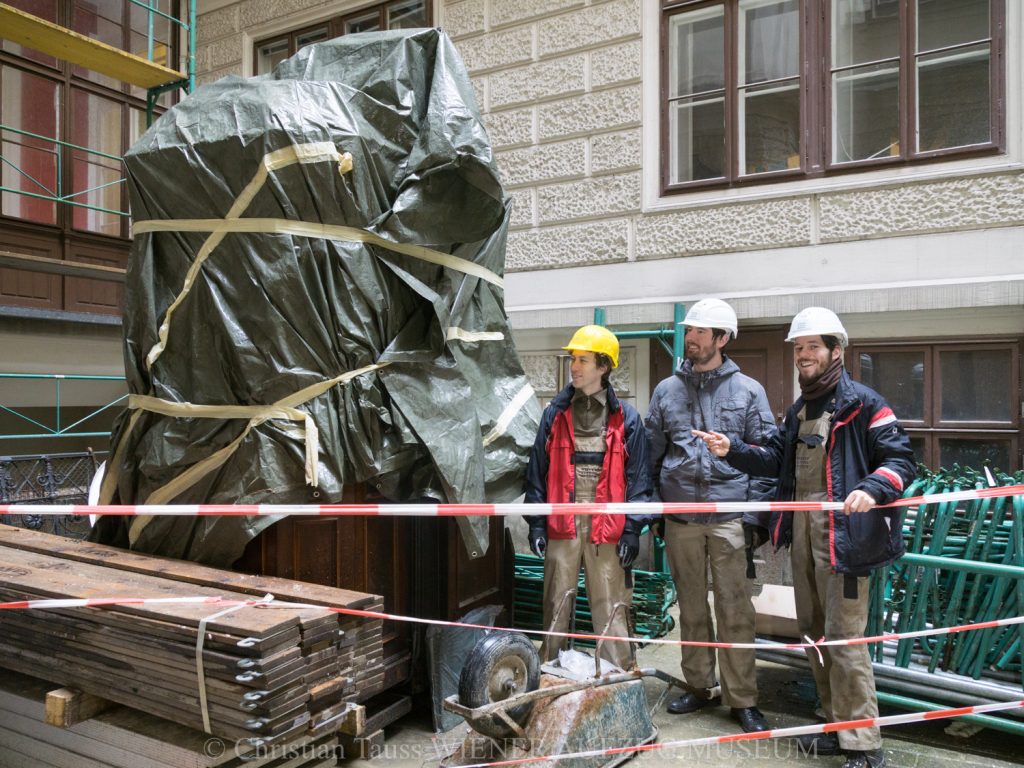 Die_Kabine_verpackt_im_Innenhof