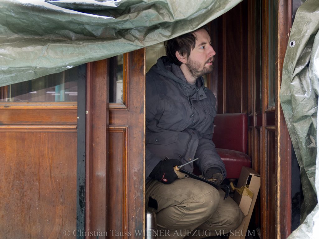 Ragnar_beim_Ausbau_der_Fenster