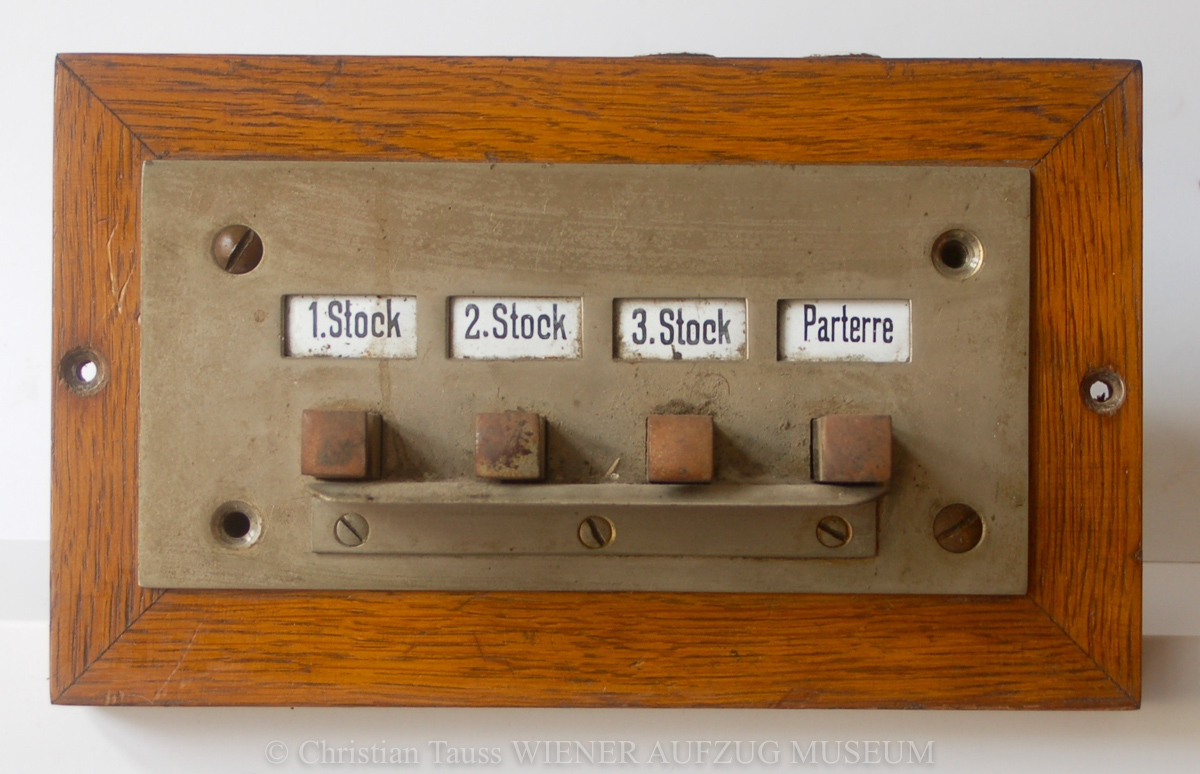 Elektromechanische:Druckknopfsteuertafel_(Bestand Aufzugmuseum)