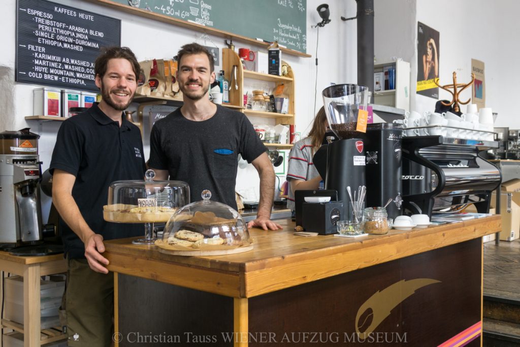 Zu Gast bei Helmut in seinem Café Comet