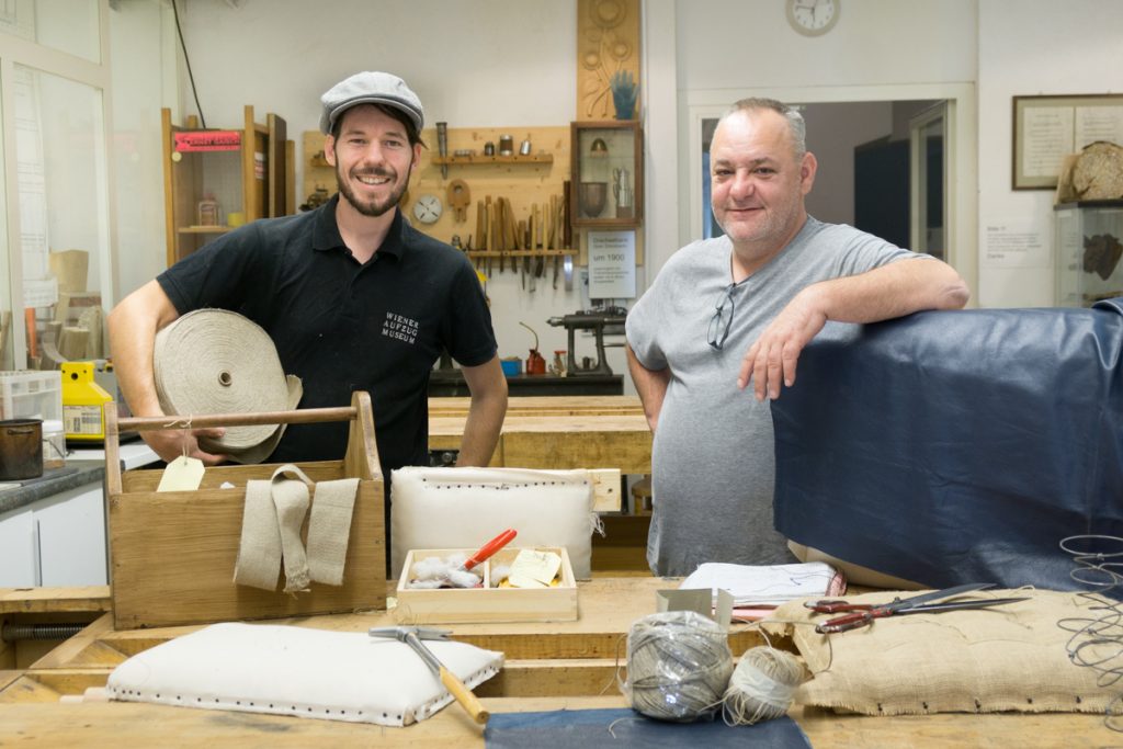 Richard und ich in der Polsterwerkstatt