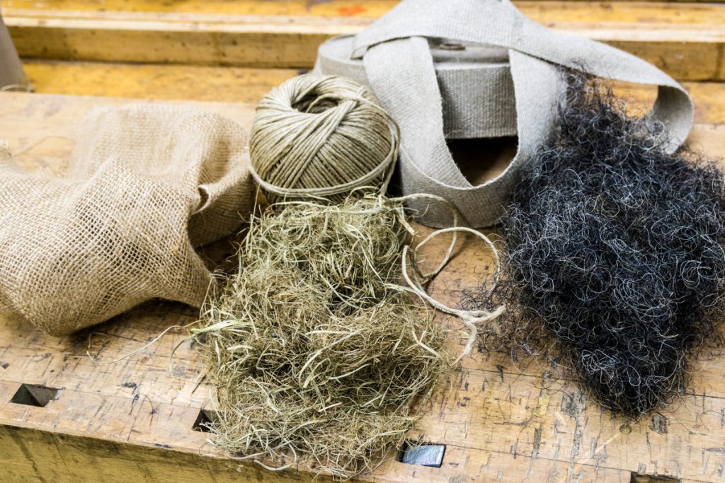 Die wichtigsten Materialien beim Polstern. Von links: Jute, Spagat, Gurten, Afrika und Rosshaar